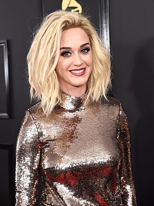 「ケイティ・ペリー、タイムズ・スクエアにサプライズで登場しチェリーパイを配る」