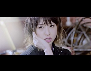 「綾野ましろに覗かれドキッ！ 「NEWLOOK」ミュージックビデオ解禁」