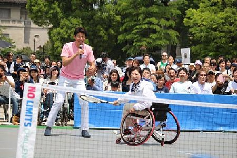 「小池都知事“車いすテニス”に初挑戦　「ノ－リミッツ、人間にリミッツはありません！」」1枚目/1