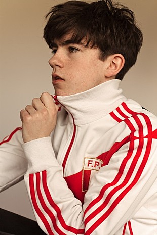 「英国の新しき「世代の声」 デクラン・マッケンナ、6月に初来日決定＆プレミアムイベントの観覧募集スタート」