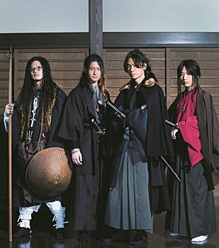 「[Alexandros]が『CUT』最新号でサムライ姿を披露」