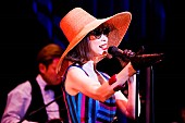 野宮真貴「野宮真貴、ヴァカンス渋谷系を歌う。ツアー東京公演レポート　5年目の最新“春夏コレクション”で魅せた、さらに進化する渋谷系女王の現在」1枚目/5