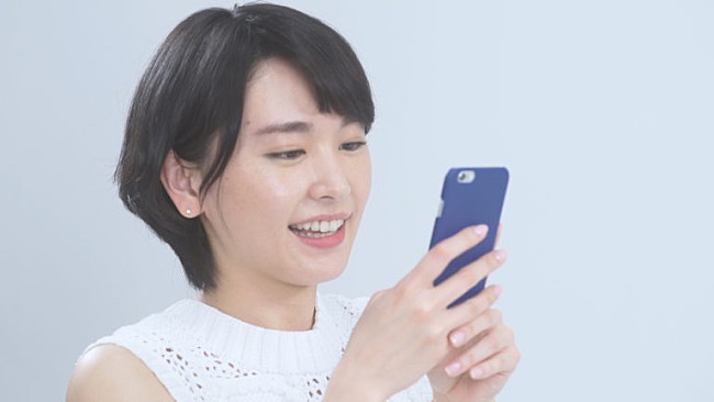 「新垣結衣、「いいね～いいね～」とカメラマンに！？　 ＷＥＢ限定動画が公開！　新Ver.のＴＶＣＭも」1枚目/1