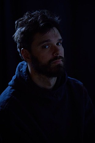 「ダーティー・プロジェクターズ、タイヨンダイ/ザ・ルーツと「Cool Your Heart」をパフォーマンス」