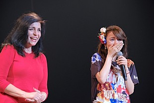 「May J.、全国ツアー初日の母の日イブに実母がサプライズ登場で号泣」