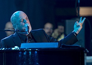 「ビリー・ジョエル＆アクセル・ローズ、ライブ前に昔話に花を咲かせる」