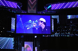 「【2017 ビルボード・ミュージック・アワード】、ブルーノ・マーズが最高にセクシーなパフォーマンスを披露」