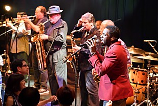 「抜群のキレと強烈な音圧で観客を圧倒したタワー・オブ・パワー。男臭いファンク・サウンドの洪水に飲み込まれながら、身も心も解放される初夏の夜」