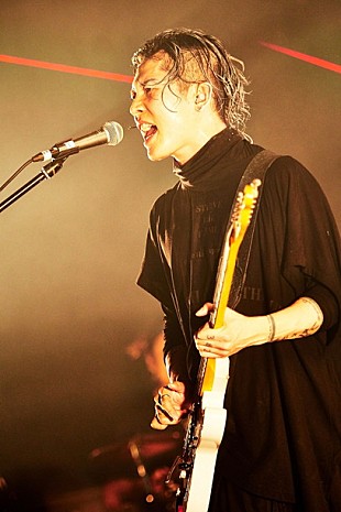 「MIYAVI「その日にしか起こらないドラマと熱を」対バンライブ初日はTHE ORAL CIGARETTES」