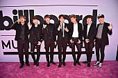 ＢＴＳ（防弾少年団）「防弾少年団（BTS）がレッド・カーペットでファンへ感謝、「朝からずっと待っていてくれて」」1枚目/1