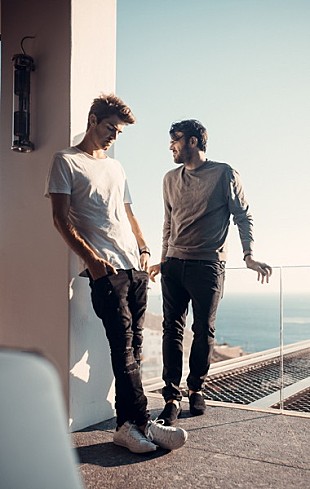 「ザ・チェインスモーカーズ×コールドプレイのコラボ曲MVで小松菜奈が主演、川村元気/小山宙哉/ケント・モリらも参加」