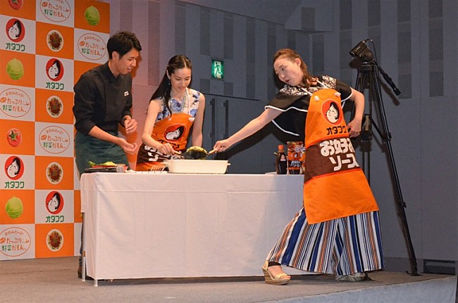 「小原正子、荒川静香と“アラカワオハラ”を結成！？　むちゃ振りに応えて“イナバウア－”を披露」1枚目/1