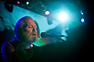 「故グレッグ・オールマン、1970年から2016年までチャートインし続けた軌跡を振り返る」