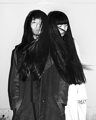 「NUUAMM、2ndAL『w/ave』の“漆黒に浮遊する”ジャケ写公開」