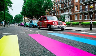 「発売から50周年目の日にアビイ・ロードの横断歩道が『サージェント・ペパーズ～』カラーに」