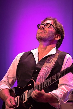 「アル・ディ・メオラ、『エレガント・ジプシー』40周年ツアーの単独公演が東阪開催」