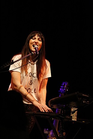 「ブルージーでポップな音世界。KTタンストール大阪公演レポートが到着！」