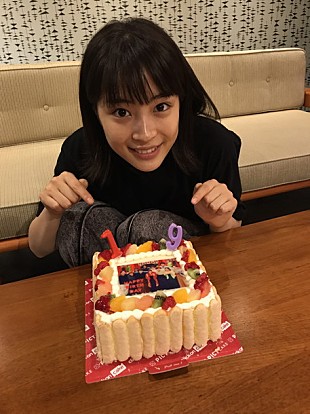「広瀬すず「19歳は学生気分もなくなりますね」姉・アリスからお祝い動画も」