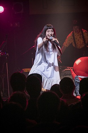 「トミタ栞 「ふざけてやろうと思っています（笑）」堂々と好き勝手なライブ宣言！ 丸山礼もトミタ栞役で出演し4周年を祝福」