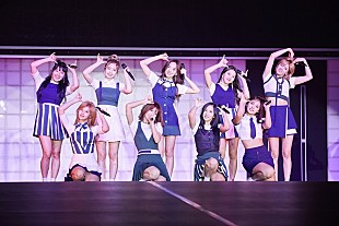 「TWICE、初の日本単独公演で15,000人とTTポーズ」