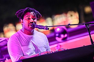 「サンファ、【グラストンベリー】でソランジュの「クレーンズ・イン・ザ・スカイ」をカヴァー」