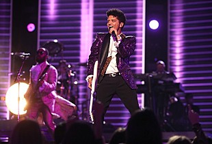 「80年代後半に大流行した冷涼メロウを彷彿/ブルーノ・マーズ「ヴェルサーチ・オン・ザ・フロア」デヴィッド・ゲッタ・リミックス」