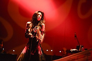 「鬼束ちひろ、ツアーファイナルでMC一切なし2時間18曲をノンストップで歌唱」