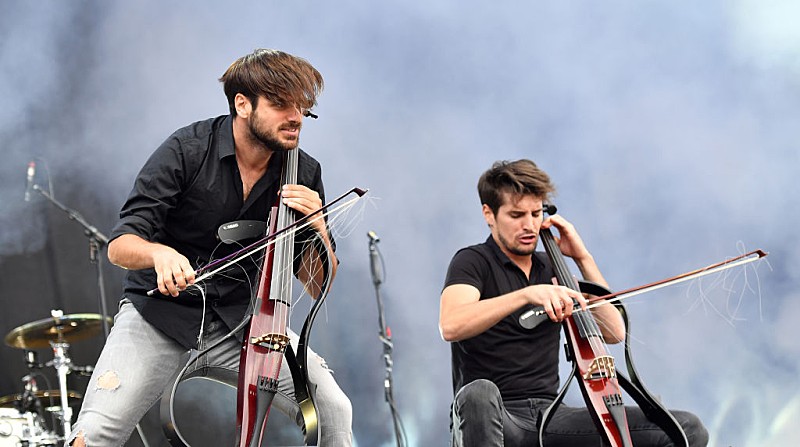 2CELLOS、「デスパシート」の圧巻カヴァーを披露