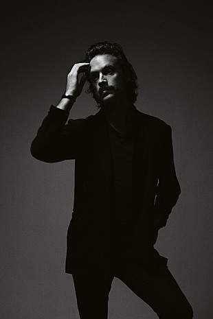 「ファーザー・ジョン・ミスティ 初来日直前インタビュー（前編）「今のレコードっていうのはもう際限なく音がダブっててちょっとクレイジーだよね。」」