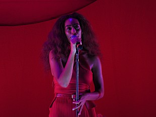 「【FYF Festライブ・レポート】ソランジュ、知的なムードが漂う計算し尽くされたステージ」