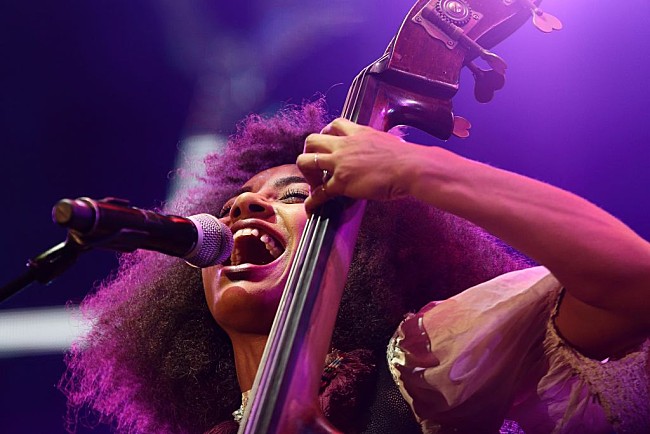 「エスペランサ・スポルディング、ライブストリーミングしながら77時間でニューALを制作すると発表」1枚目/1