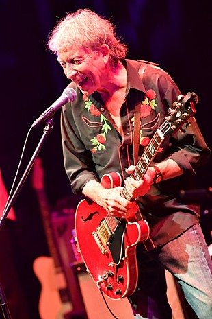 「エルヴィン・ビショップ待望のライブが実現！　“リヴィング・レジェンド”が繰り広げるダイナミックで人懐こいステージに心も身体も沸き立つ真夏の夜」