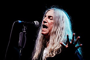 「パティ・スミス、故サム・シェパードを追悼「私たちは話す必要がなく、それが真の友情の証」」