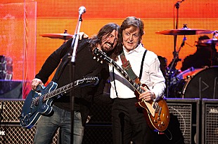 「フー・ファイターズ、最新ALにポール・マッカートニーがドラムで参加していることが明らかに」