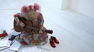 「Chara ある大切な人に届けたい曲を“真っ白で無機質な部屋”にいる“1時間”で制作」