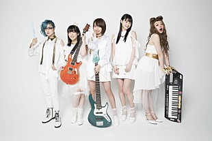 「Gacharic Spin 新アー写＆新SGジャケ公開 青山裕企による特典フォトブックの写真展も開催」