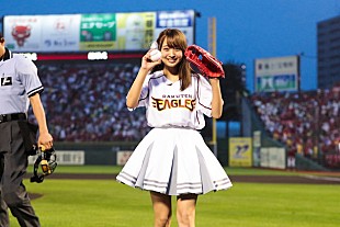 「スパガ渡邉幸愛 ミニスカ＋楽天ユニフォームで始球式に登板」