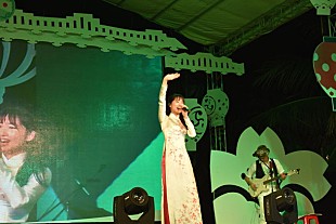 「上野優華 桜をあしらったベトナム民族服「アオザイ」で海外初パフォーマンス」