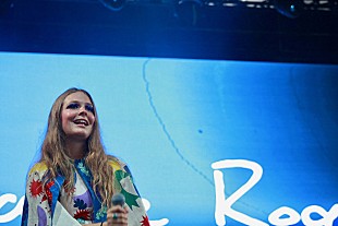 「「静かな場所や時間を見つけることができれば、音楽はおのずとついてくる」― ファレルも絶賛する新星SSW、マギー・ロジャース 初来日インタビュー」