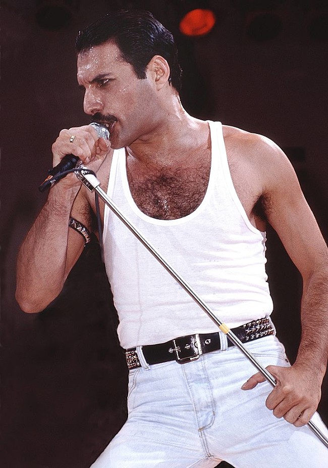 「現在製作中のクイーン伝記映画、故フレディ役を熱演するラミ・マレックの写真が公開」1枚目/1