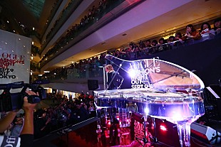 「YOSHIKIスペシャルゲスト出演で、表参道ヒルズが一時騒然、【VOGUE FASHION’S NIGHT OUT 2017】でサプライズ演奏」
