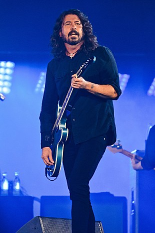 「フー・ファイターズ、AC/DC「ロック魂」の激アツなカヴァーを披露」