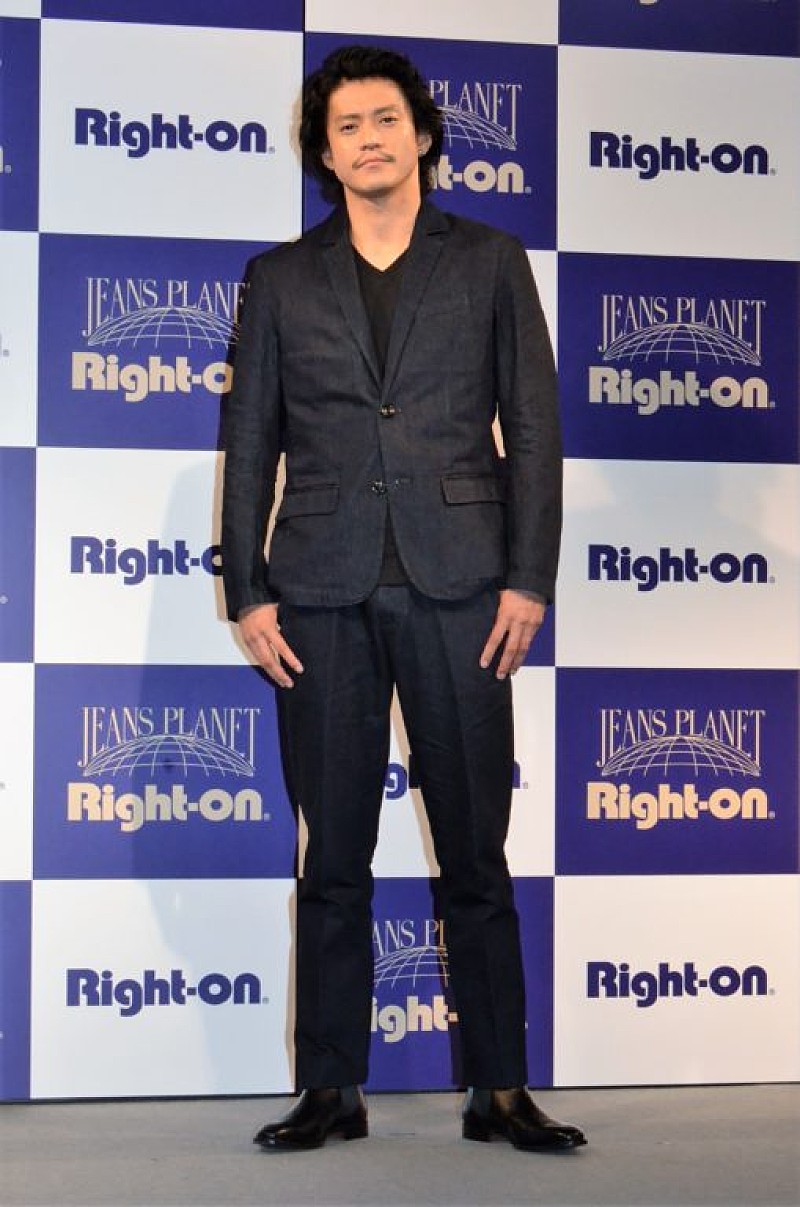「小栗旬、デニムのこだわり明かす 重要視するのは「着心地」」1枚目/1