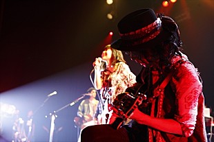 「LOVE PSYCHEDELICO、2年振りの全国ツアー大阪公演に盟友レニー・カストロが飛び入り参加。自身初となる、ビルボードライブ公演も発表。」