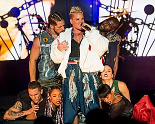 「世界一ロックなポップ・スター健在！ P!nk(ピンク)、新曲含む90分のパフォーマンスを披露」