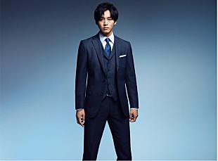 「松坂桃李、ス－ツ姿で渾身アクション　サッカ－では“ベッカムの感じ”を再現？」