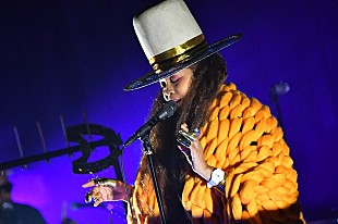 「エリカ・バドゥ来日ツアーがついにスタート。圧倒的な存在感と圧巻の歌声をみせつけた公演初日の模様をレポート。」