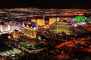 「ラスベガスの音楽フェスで銃乱射事件、ジャスティン/テイラー/ハリー/リアーナらが追悼コメント」