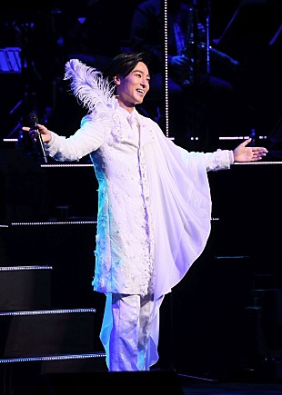 「山内惠介、「東京国際フォーラムでコンサートができ、感無量です。」憧れの場所で全38曲を熱唱」