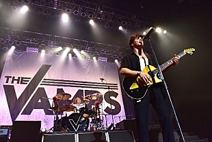 「ザ・ヴァンプス、3度目の来日公演で遂にメンバー4人揃ったパフォーマンスを披露」
